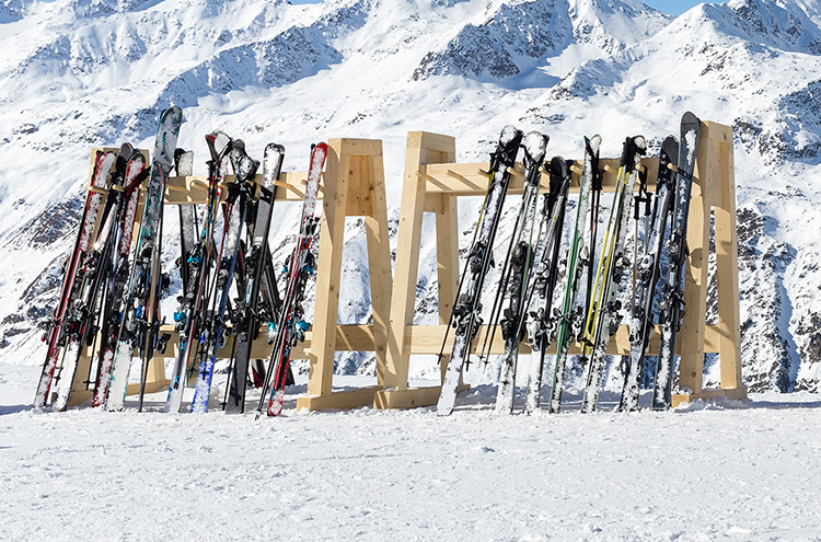 RECOGIDA A PIE DE PISTAS: alquiler de esquís + botas + palos en Formigal o Panticosa (categoría bronce)
