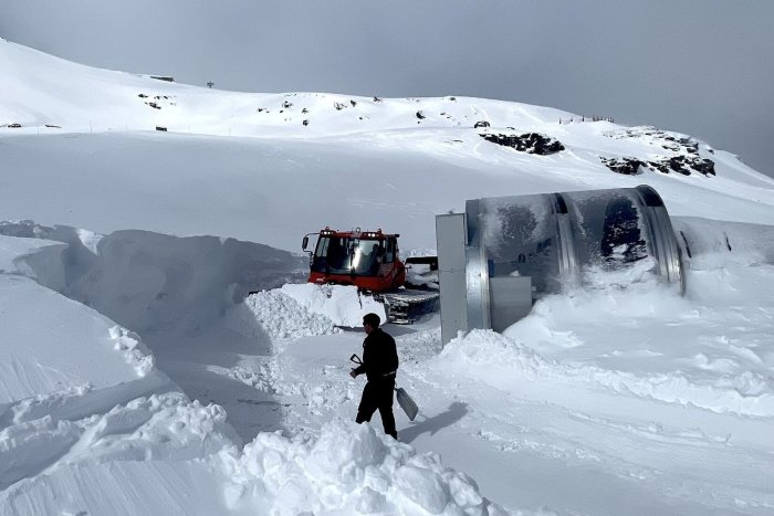 La nieve ya entierra remontes en la estación de esquí de Sierra Nevada